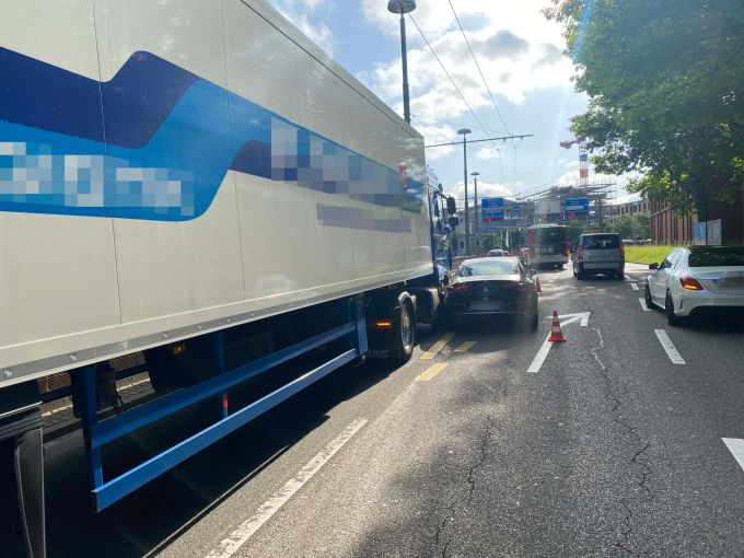 Kollision zwischen Lastwagen und Personenwagen.