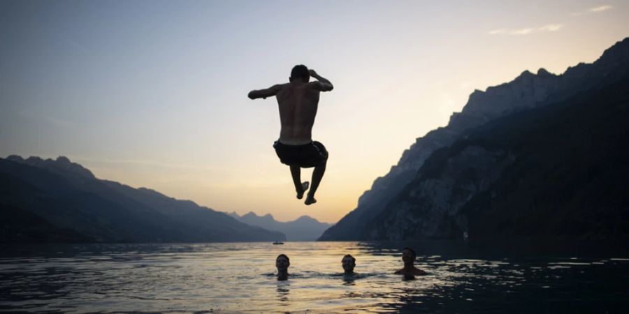 Jugendliche vergnügen sich im Walensee bei Walenstadt SG. (Archivbild)