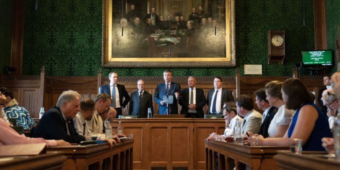 Die Verkündung der Ergebnisse der vierten Wahlrunde im Rennen um die Führung der Konservativen Partei in London. Die Verkündung der Ergebnisse der vierten Wahlrunde im Rennen um die Führung der Konservativen Partei in London.