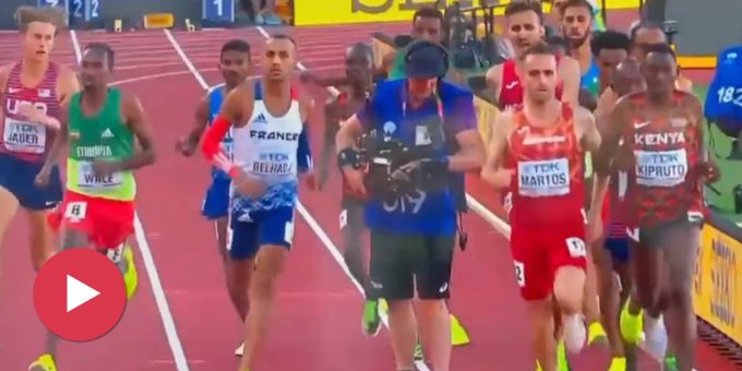 Im Video - Kameramann steht bei WM-Lauf mitten auf der Bahn