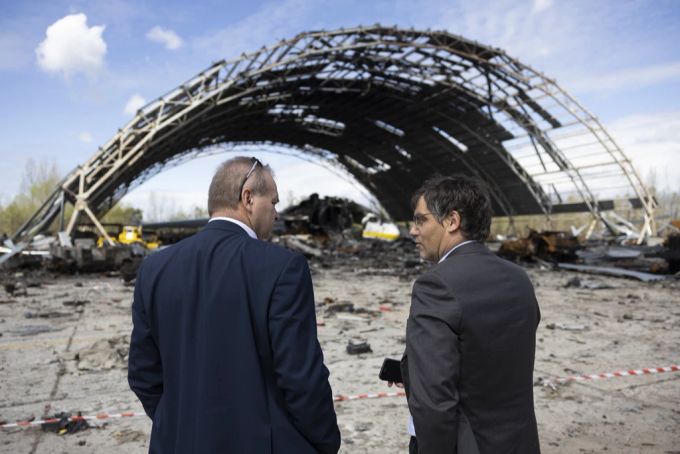 SP-Fraktionspräsident Roger Nordmann (rechts) im Gespräch mit dem Schweizer Botschafter in der Ukraine, Claude Wild, vor einem zerbombten Hangar des Hostomel-Flughafens in der Nähe von Kiev, Roger Nordmann Ukraine Krieg