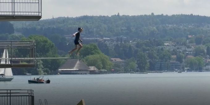 Zum Sommerstart - Zürcher stehen bei Badi-Eröffnung für Jahreskarten an
