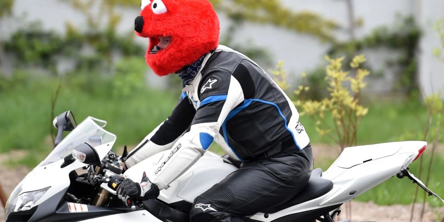 Hingucker: Auffällige Kleidung und Helme tragen dazu bei, sich auf dem Motorrad sichtbarer zu machen. Natürlich müssen Maschine und Kleidung dabei aber immer verkehrssicher bleiben.