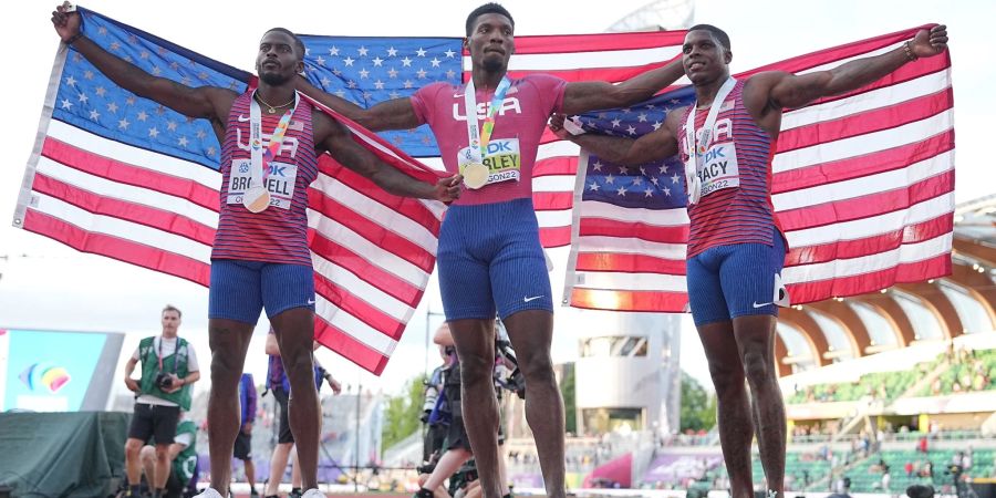 Trayvon Bromell (l-r), Fred Kerley und Marvin Bracy machten einen Dreifach-Erfolg für die USA über 100 Meter perfekt.