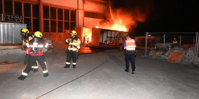 Mels SG: Brand in Abfallmulde. Mels SG