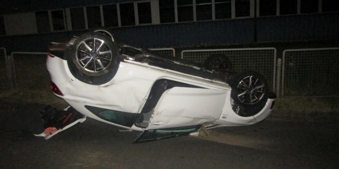Bilten GL: Bei Kollision auf Fahrzeugdach gelandet. Bilten GL