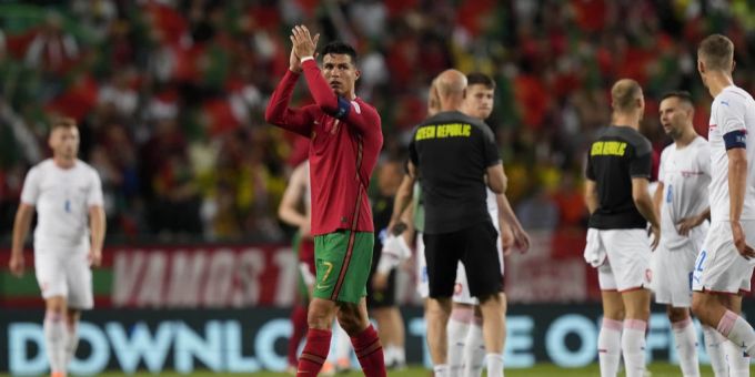 Cristiano Ronaldo applaudiert nach Portugals 2:0-Sieg in der Uefa Nations League gegen Tschechien. Nations League Portugal