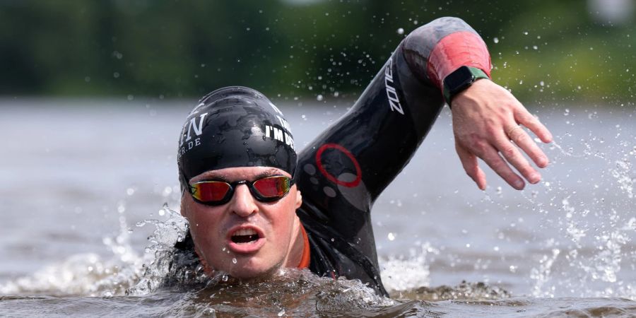 Joseph Hess bei einer Trainingseinheit in der Elbe. Der Chemnitzer startete seinen Schwimm-Marathon von der Quelle bis zur Mündung des Rheins.