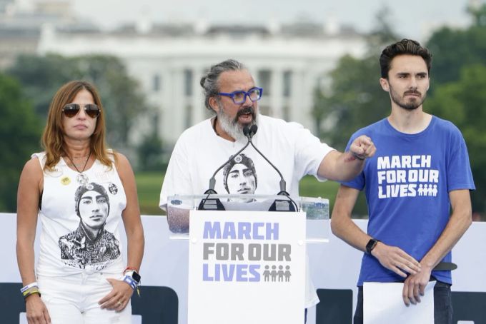 Manuel Oliver spricht zu den Menschen. Manuel Oliver