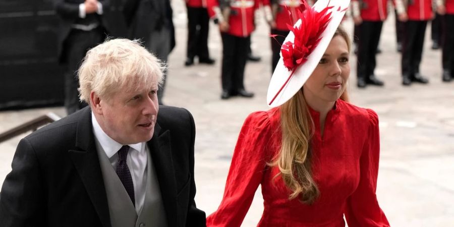 Premierminister Boris Johnson und seine Frau Carrie Symonds bei der Ankunft vor der St.-Pauls-Kathedrale zum Jubiläumsgottesdienst.