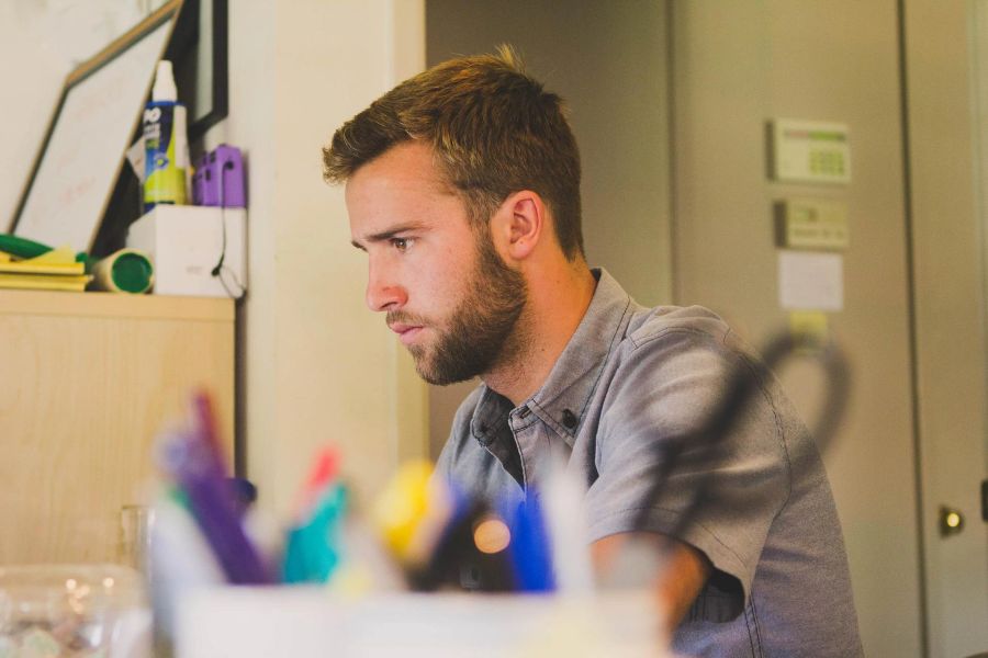 Mann Arbeit Büro konzentriert müde