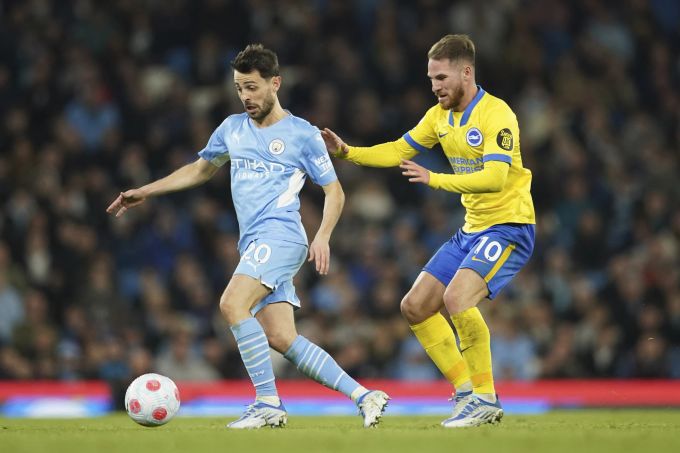 Bernardo Silva (l.) von Manchester City im Duell mit Brightons Alexis Mac Allister. Manchester City