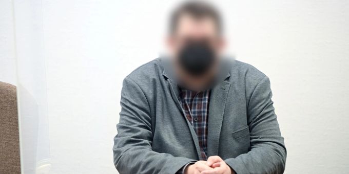 Der angeklagte ehemalige Schwimmtrainer sitzt im Gerichtssaal des Landgerichts Köln. Der angeklagte ehemalige Schwimmtrainer sitzt im Gerichtssaal des Landgerichts Köln.
