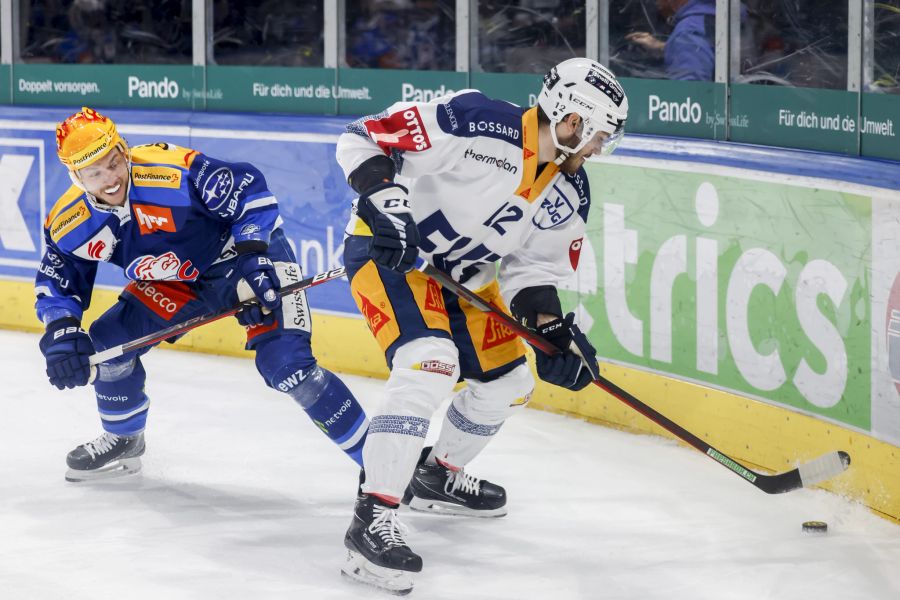 Zürichs Topskorer Sven Andrighetto (l.) im Duell mit EVZ-Stürmer Yannick Zehnder.