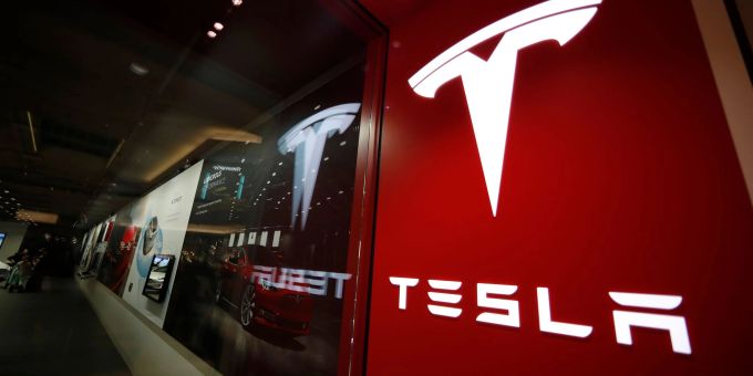 Das Tesla-Firmenlogo leuchtet in einem Einkaufszentrum in Denver. Das Tesla-Firmenlogo leuchtet in einem Einkaufszentrum in Denver.
