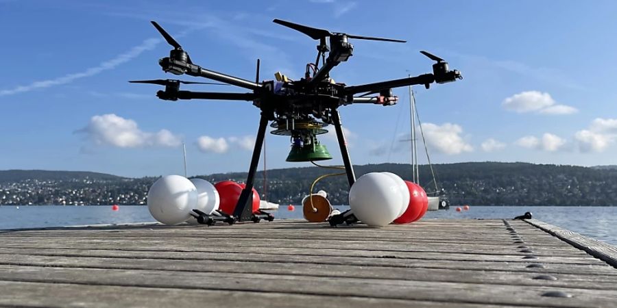 Die Drohne «Medusa» kann sowohl fliegen als auch auf dem Wasser landen, um aquatische Proben zu einzusammeln: «Medusa» vor dem Start am Ufer des Zürichsees.