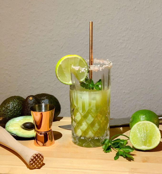 In die Guacamolita kommen Tequila, frischer Koriander, Zuckersirup, Tabasco, Limettensaft – und Avocado. Der Salzrand am Glasrand verstärkt den Geschmack. Tequila Margarita Avocado Limette