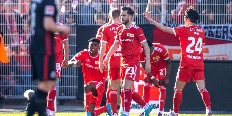 Taiwo Awoniyi (l) von Union Berlin jubelt mit Teamkollegen nach seinem Treffer zum 1:0 gegen Eintracht Frankfurt.