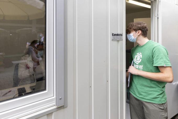 Ein Schüler wartet vor dem mobilen Container der Condecta AG. Condecta