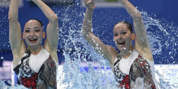 Die Schweizer Synchronschwimmerinnen Vivienne Koch und Joelle Peschl im Einsatz. (Archivbild) Synchronschwimmen
