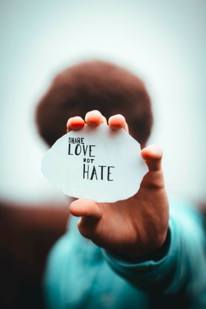 Wer Liebe verschenkt, erhält doppelt Liebe zurück. Love statt Hate
