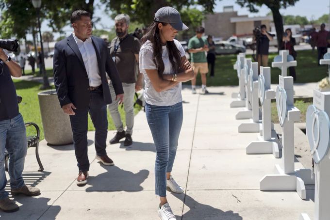 Meghan Markle legt nach dem Schulmassaker im texanischen Uvalde Blumen nieder. Meghan Markle