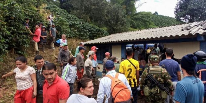Einwohner und Rettungskräfte am Unglücksort in Andes Einwohner und Rettungskräfte am Unglücksort in Andes