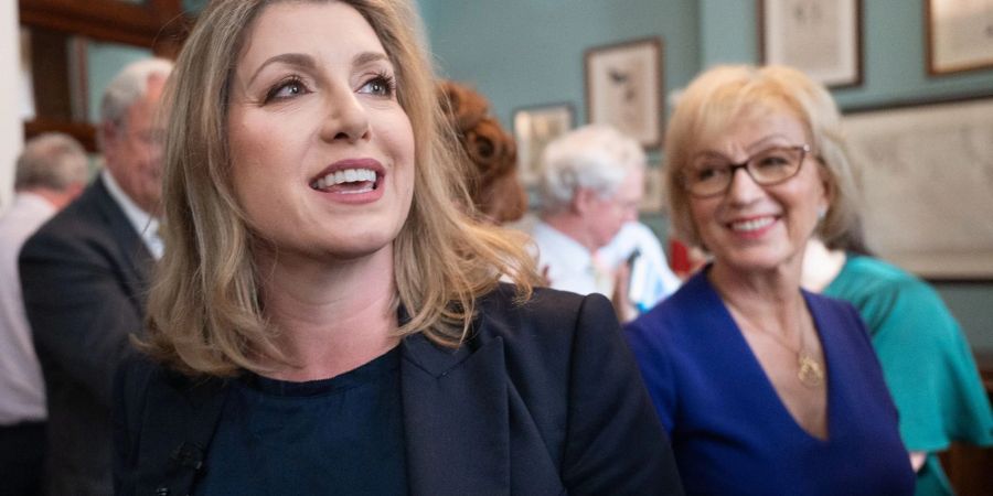 Penny Mordaunt (l) gilt als eine der Favoritinnen im Kampf um die Johnson-Nachfolge.