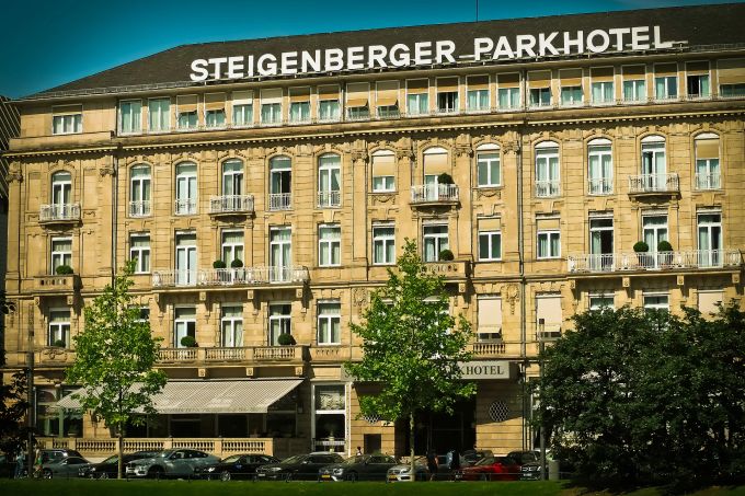 Manchmal reicht der Name eines Hotels, um sich dafür zu entscheiden. Steigenberger Hotel Architketur Frontalansicht