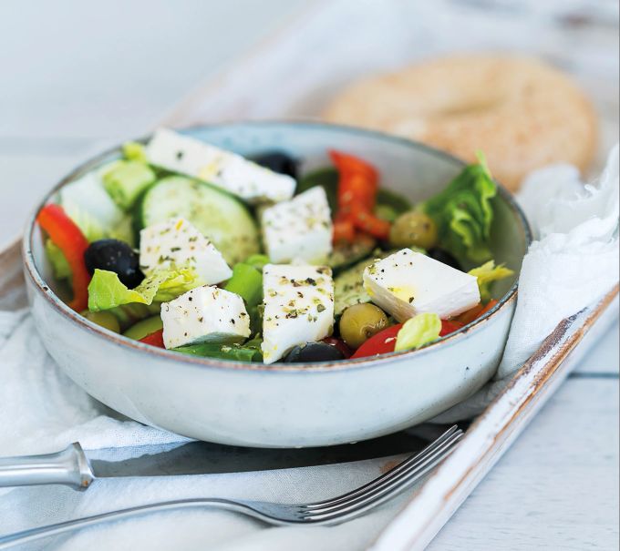 Auch zu einem griechischen Salat passt intensiv-fruchtiges Olivenöl. Salat Feta Tomate Olive Olivenöl