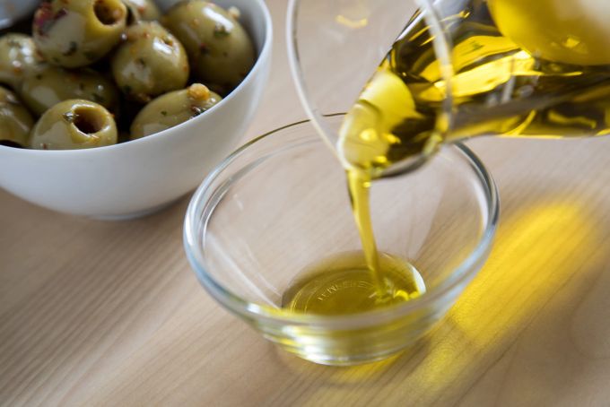 Beim Kauf von Olivenöl fühlen sich viele Menschen oft überfordert. Eine Top-Qualität lässt sich aber an Geruch und Geschmack erkennen. Oliven Olivenöl grün Schälchen