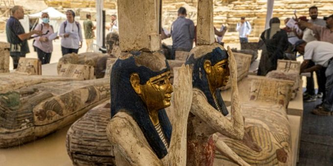 Weitere Statuen zeigen die Gottheiten Isis and Nephthys Weitere Statuen zeigen die Gottheiten Isis and Nephthys