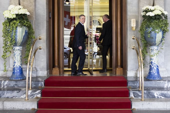 Bundespräsident Ignazio Cassis geht durch die Drehtüre des Hotels Bellevue, am Montag, 30. Mai 2022 in Bern. Ignazio Cassis Ukraine Krieg