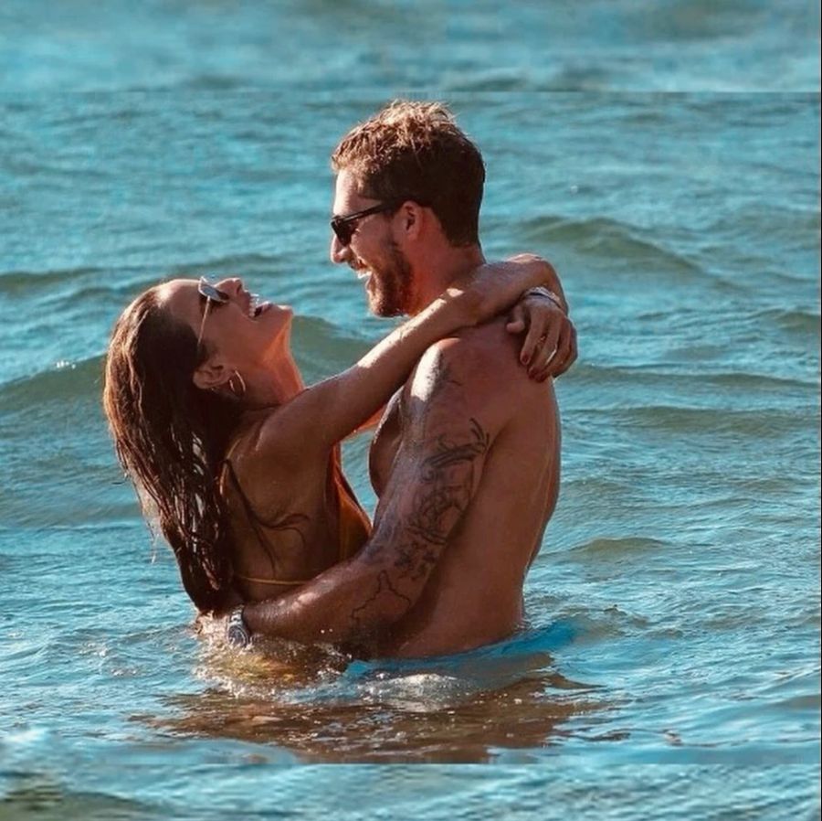 Kevin Trapp und seine Frau turteln im Wasser.