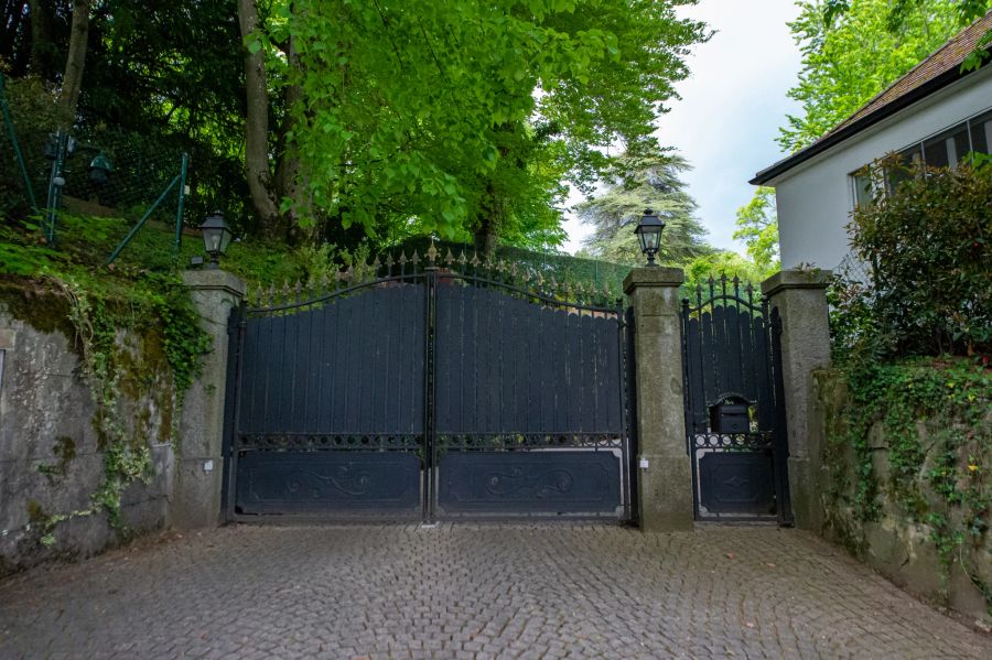 Die Tore zur Villa «Belle Haven» in Cologny (GE). Hier soll Putins-Geliebte gelebt haben.