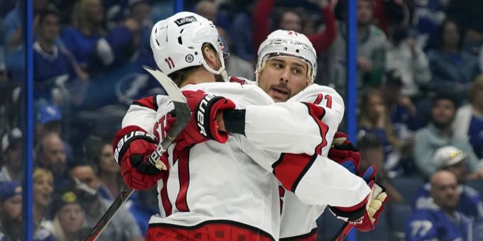 Nino Niederreiter jubelt mit den Hurricanes zum Auftakt der Viertelfinals in der NHL. NHL