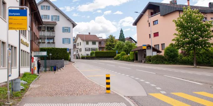 Bushaltestelle Dorfplatz in Oberlunkhofen im Kanton Aargau. Bushaltestelle Dorfplatz in Oberlunkhofen im Kanton Aargau.