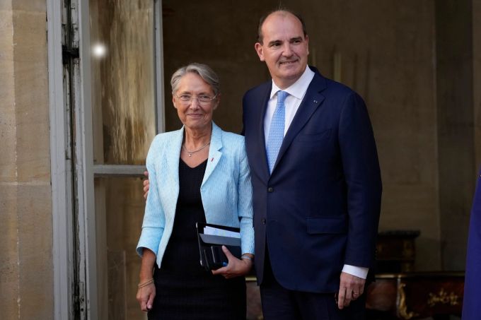 Jean Castex (r), scheidender Premierminister von Frankreich, begrüsst Élisabeth Borne, neu ernannte Premierministerin von Frankreich, in der Residenz des Premierministers. (Christophe Ena/AP/dpa) borne