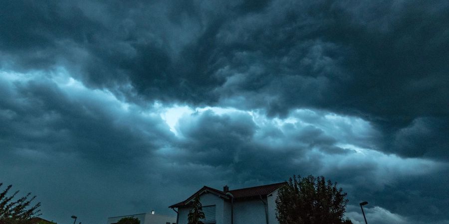 Der Deutsche Wetterdienst warnt für Freitag vor «extremem Unwetter» mit Gewitter, Hagel und Sturm.