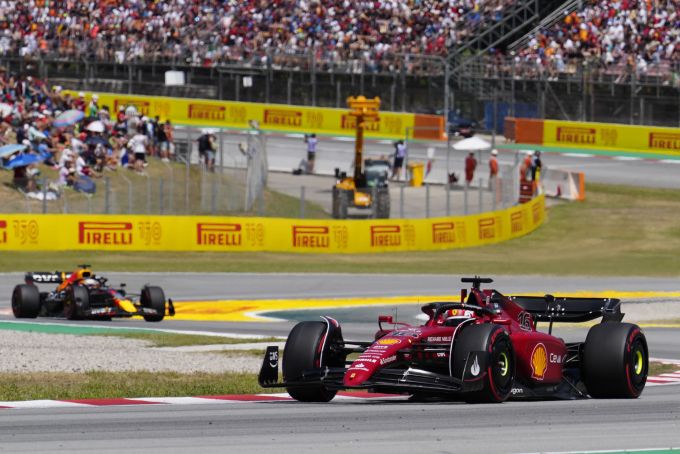 Charles Leclerc (Ferrari) vor Max Verstappen (Red Bull) beim Spanien-GP der Formel 1. Formel 1 Spanien-GP