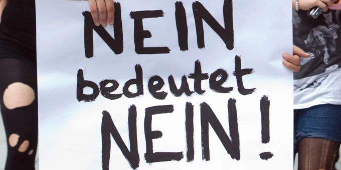 ARCHIV - Frauen protestieren mit einem Plakat mit der Aufschrift «Nein bedeutet Nein!» beim so genannten «Slutwalk» in der Stuttgarter Innenstadt. In Spanien wurde das Sexualstrafrecht verschärft. Foto: Frank Eppler/dpa ARCHIV - Frauen protestieren mit einem Plakat mit der Aufschrift «Nein bedeutet Nein!» beim so genannten «Slutwalk» in der Stuttgarter Innenstadt. In Spanien wurde das Sexualstrafrecht verschärft. Foto: Frank Eppler/dpa