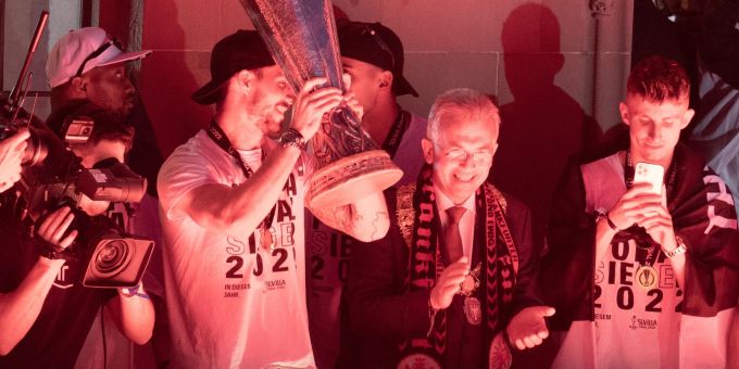 Peter Feldmann (2.v.r, SPD), Oberbürgermeister von Frankfurt am Main, steht mit einem Eintracht-Schal bei der Europa-League-Siegesfeier der Eintracht auf dem Römerbalkon. Peter Feldmann (2.v.r, SPD), Oberbürgermeister von Frankfurt am Main, steht mit einem Eintracht-Schal bei der Europa-League-Siegesfeier der Eintracht auf dem Römerbalkon.