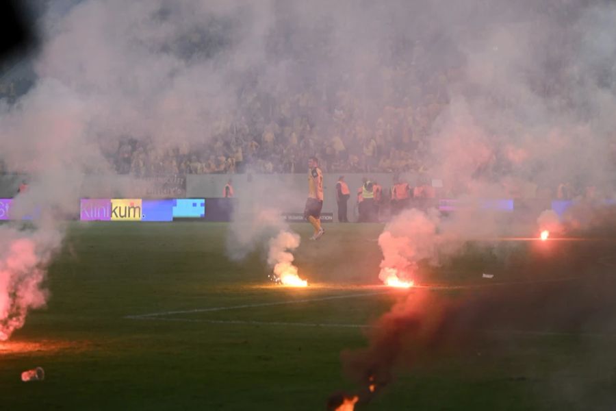 Wegen der aufs Feld geworfenen Pyros musste die Partie unterbrochen werden.