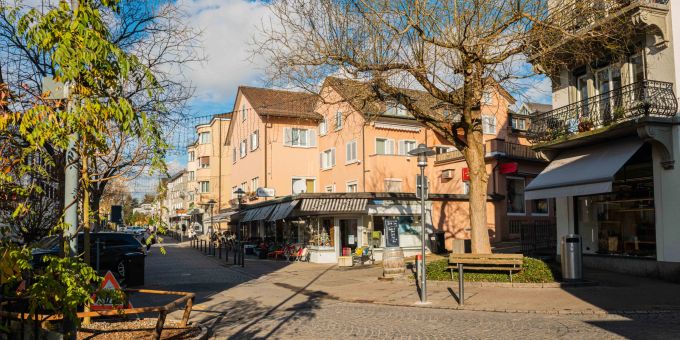 Die Dorfstrasse im Zentrum der Gemeinde Küsnacht (ZH). Die Dorfstrasse im Zentrum der Gemeinde Küsnacht (ZH).