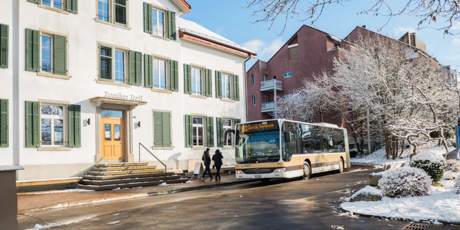 Busdurchfahrt im Dorfzentrum von Zumikon.