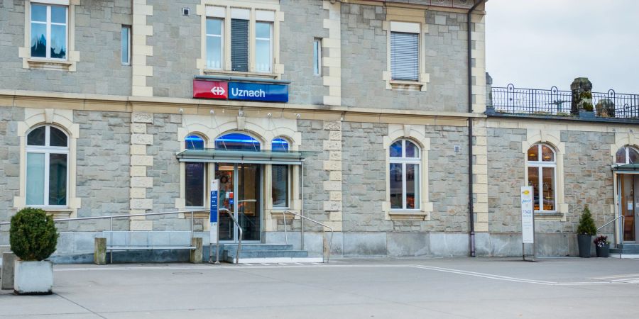 Das Bahnhofsgebäude in Uznach.