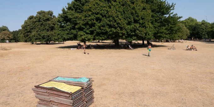 Im Londoner Hyde Park ist der Rasen vertrocknet. Im Londoner Hyde Park ist der Rasen vertrocknet.
