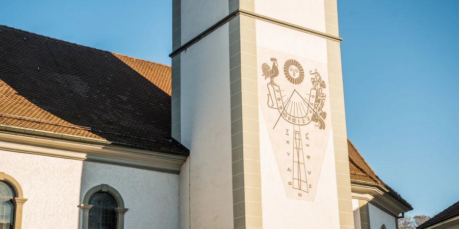 Eine Sonnenuhr am Brunnenplatz in Huttwil.