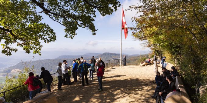 Die Sissacher Fluh ist ein beliebtes Ausflugsziel mit Wanderwegen und einem Bergrestaurant. Die Sissacher Fluh ist ein beliebtes Ausflugsziel mit Wanderwegen und einem Bergrestaurant.