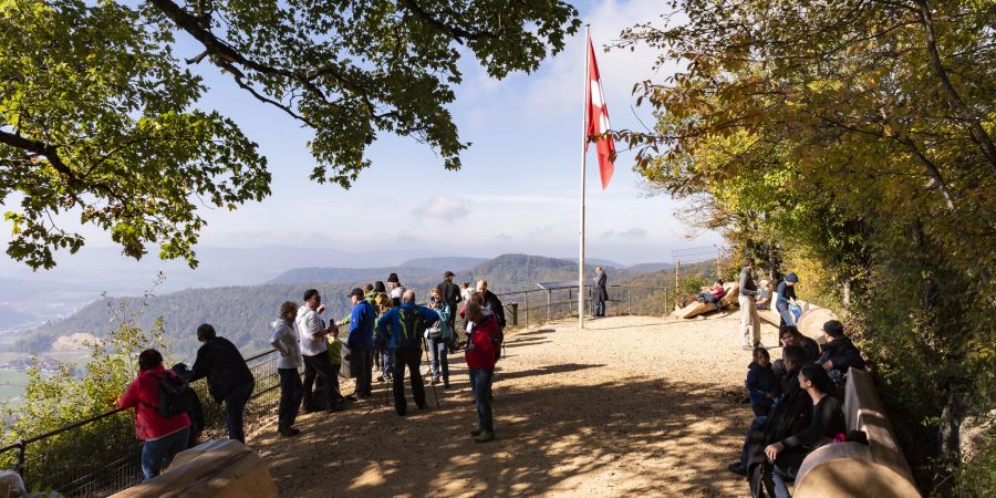 Die Sissacher Fluh ist ein beliebtes Ausflugsziel mit Wanderwegen und einem Bergrestaurant.